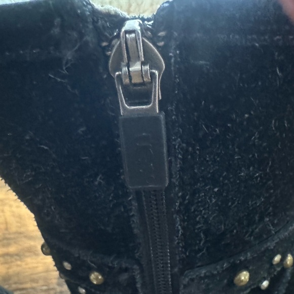 Ugg Australia Girls y5 Studded “Clovis” Boots. Black. - Picture 5 of 10